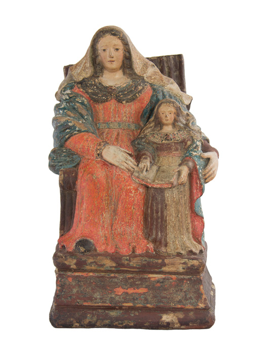 Estatueta em terracota, datada do século XVII, representando Santa Ana e Nossa Senhora (Maria) menina. Santa Ana está sentada e Maria de pé, ao seu lado. Maria segura um livro aberto.
