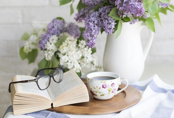 Mesa com livros