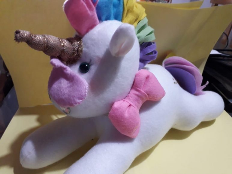Brinquedo de unicórnio de pano