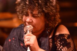 Cantora e compositora Lu Barros