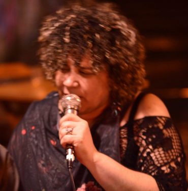 Cantora e compositora Lu Barros