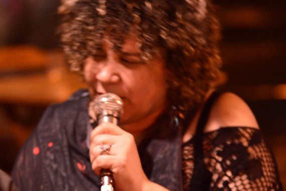 Cantora e compositora Lu Barros