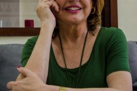 Foto da poeta Ana Luiza sorrindo.