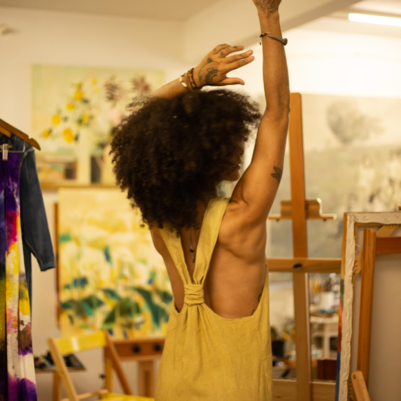 Lorrayne Melo veste Arabesko no ateliê do artista plástico Nilton Bueno.