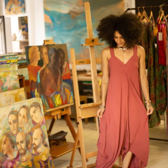 Lorrayne Melo veste Arabesko no ateliê do artista plástico Nilton Bueno.