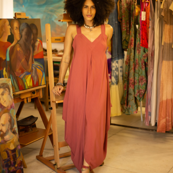 Lorrayne Melo veste Arabesko no ateliê do artista plástico Nilton Bueno.