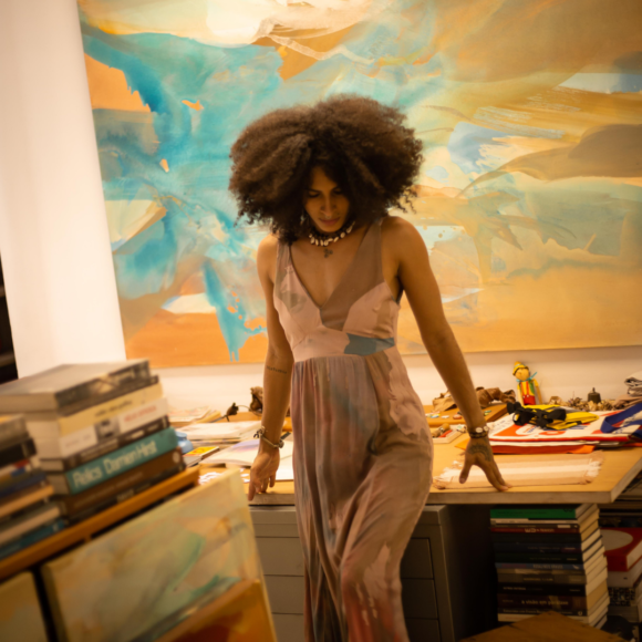 Lorrayne Melo veste Arabesko no ateliê do artista plástico Nilton Bueno.