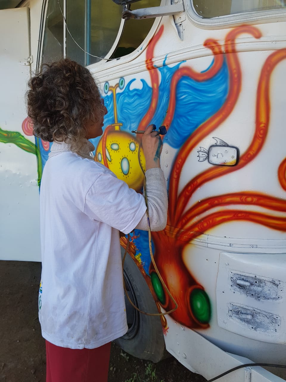 Grafite ônibus biblioteca Sabidão. Projeto de biblioteca infantil no Morro da Borússia em Osório, RS. Brasil.