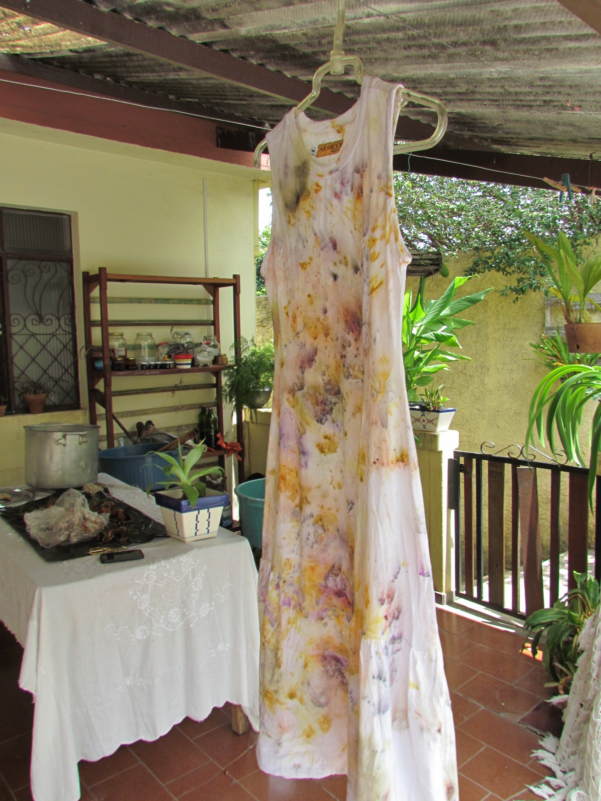 Vestido com impressão botânica