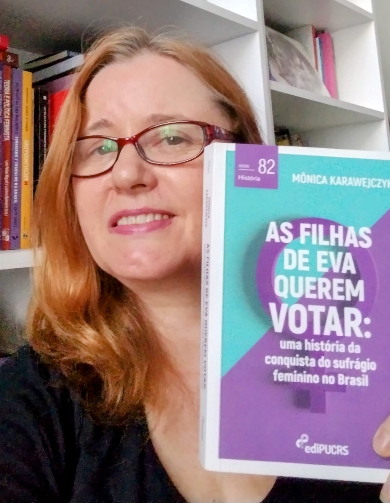 Autora com livro As filhas de Eva querem votar