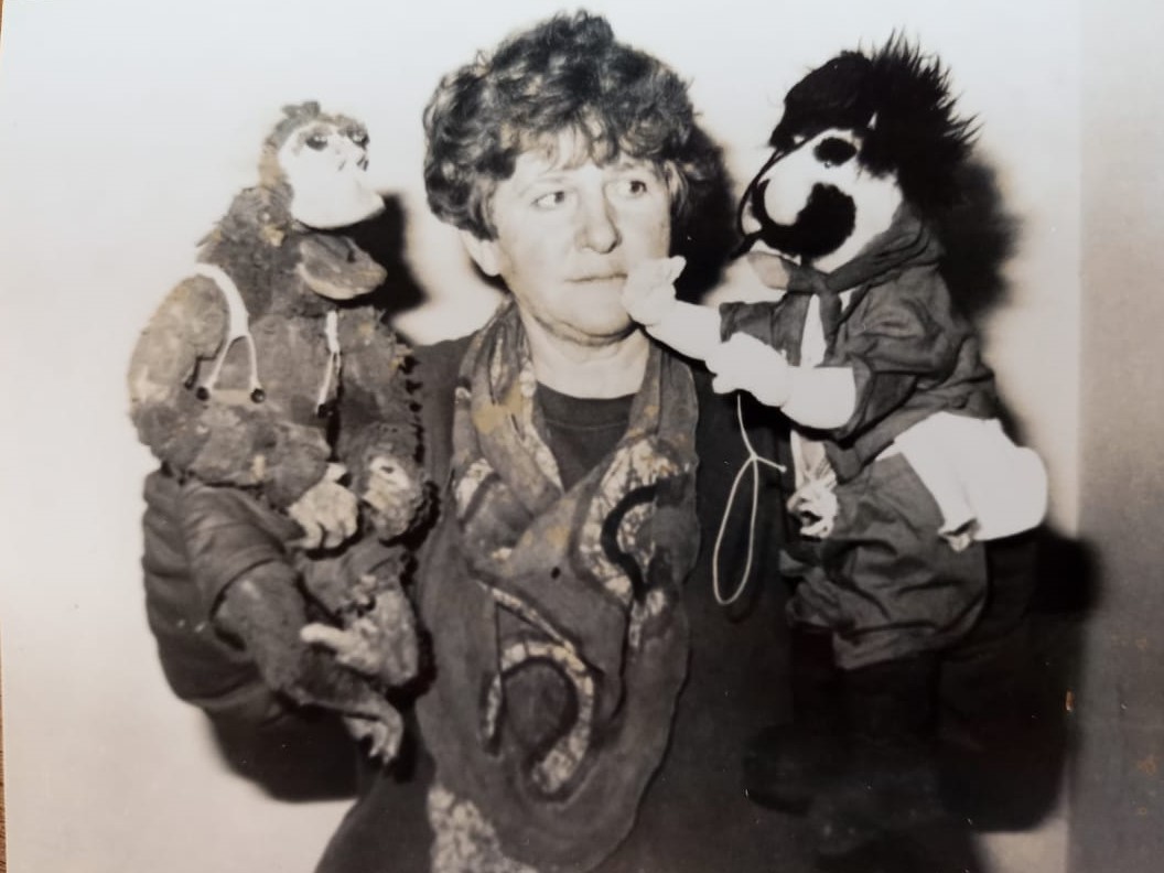 Seli com dois bonecos. Foto da década de 1970