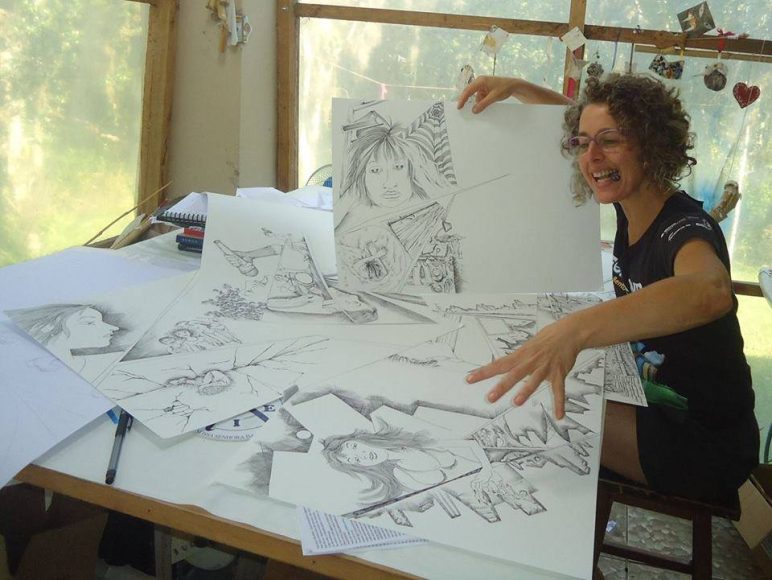 Monika Papescu na prancheta com desenhos "Transgressões".