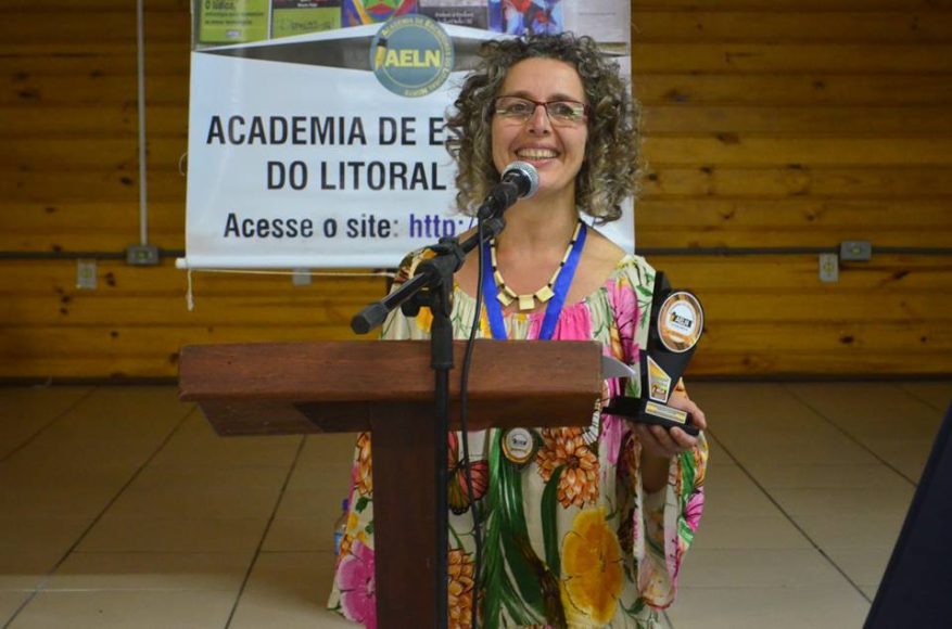 Recebendo prêmio de destaque cultural como escritora/ilustradora da Academia de Escritores do Litoral Norte (ALN)- 2018