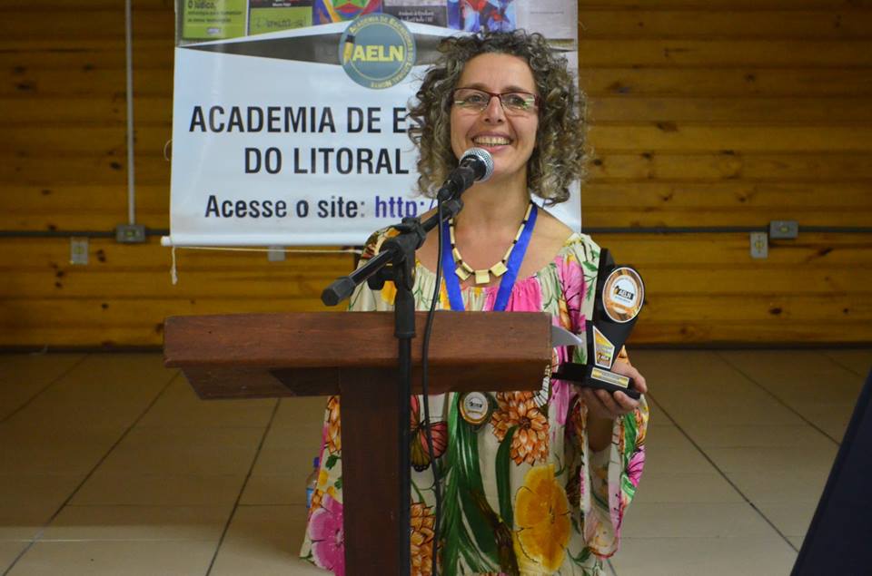 Monika Papescu recebendo prêmio da Academia de Escritores do Litoral Norte (ALN)- 2018