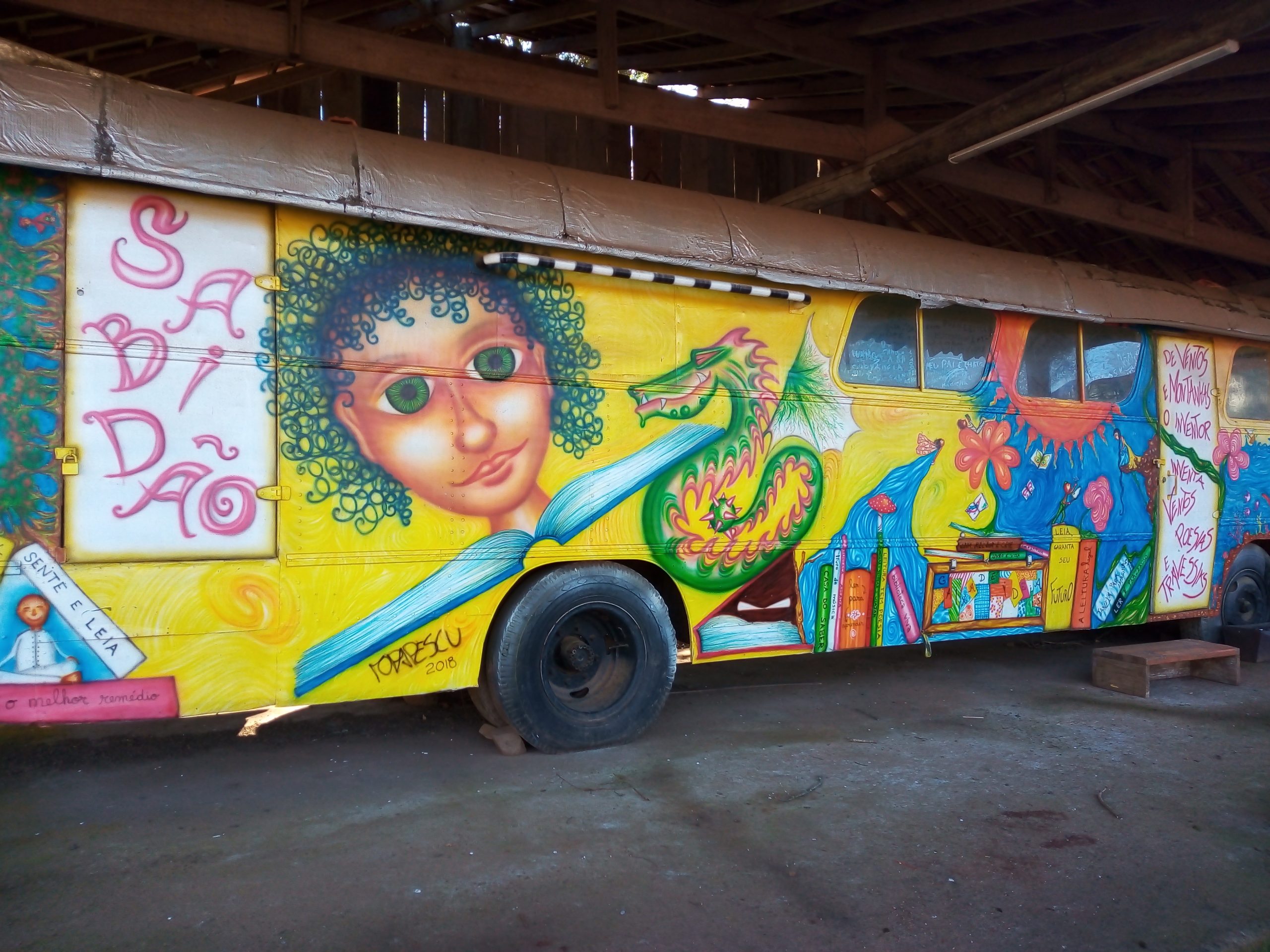 Grafite ônibus biblioteca Sabidão. Projeto de biblioteca infantil no Morro da Borússia em Osório, RS. Brasil.
