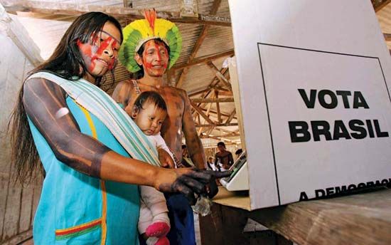 Mulher caiapó votando