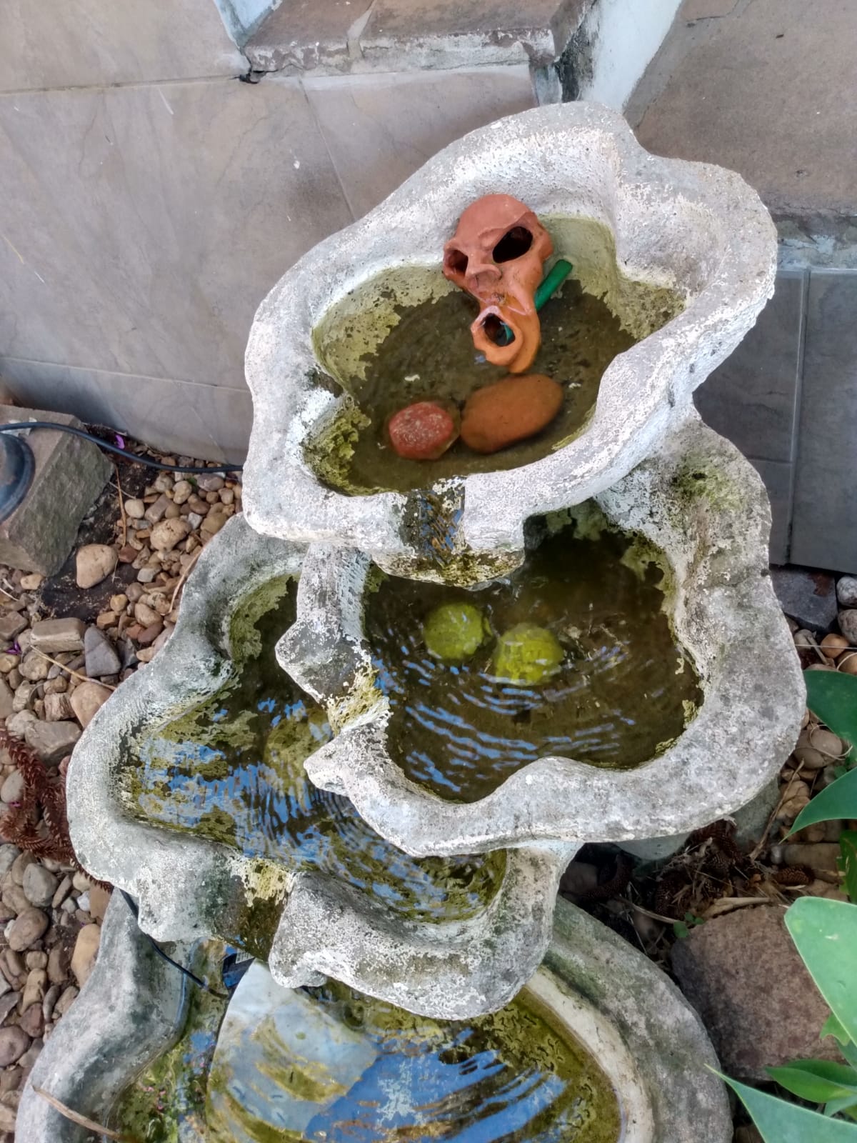 fonte com escultura em cerâmica