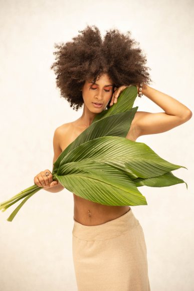 Você veste o que te faz bem? A cúrcuma é um dos produtos usados pela criadora da Arabescko.