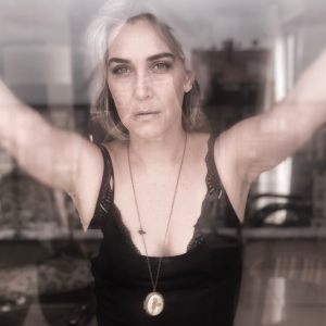 Adriana Deffenti fotografada por Bárbara Lima
