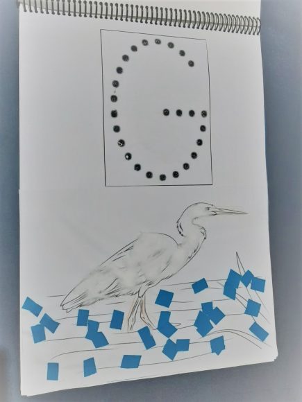 Colagem sobre desenho da letra G
