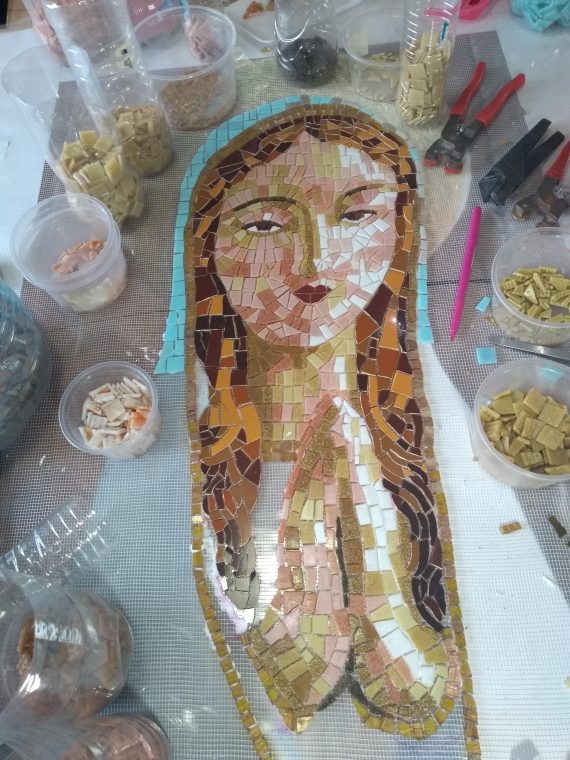 Mural de Denise Arantes em forma de mosaico
