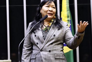 Deputada Joenia Wapichana discursando na Câmara dos Deputados.