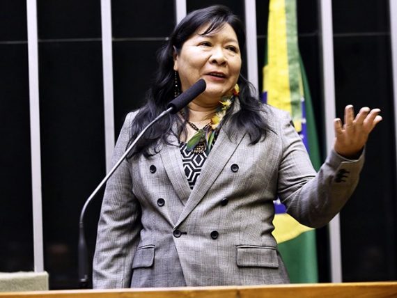 Deputada Joenia Wapichana discursando na Câmara dos Deputados.