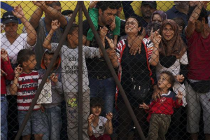 Imagem de refugiados - homens, mulheres e crianças - na estação de trens Keleti em Budapeste.