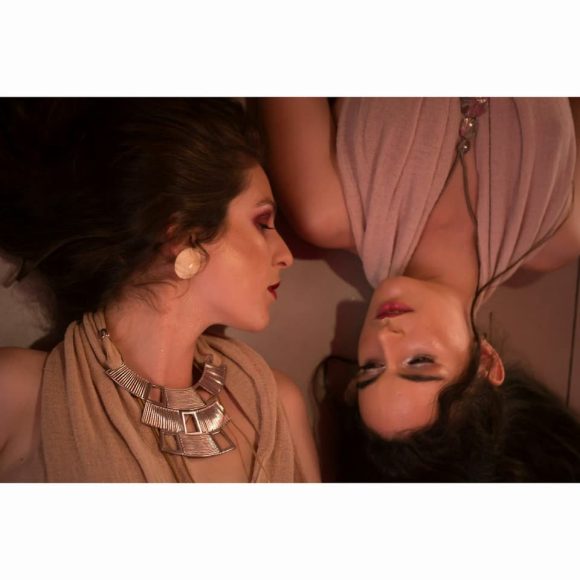 Coleção Sagrado Feminino.
Stella Tureta e Luana da Lua vestem Arabescko.