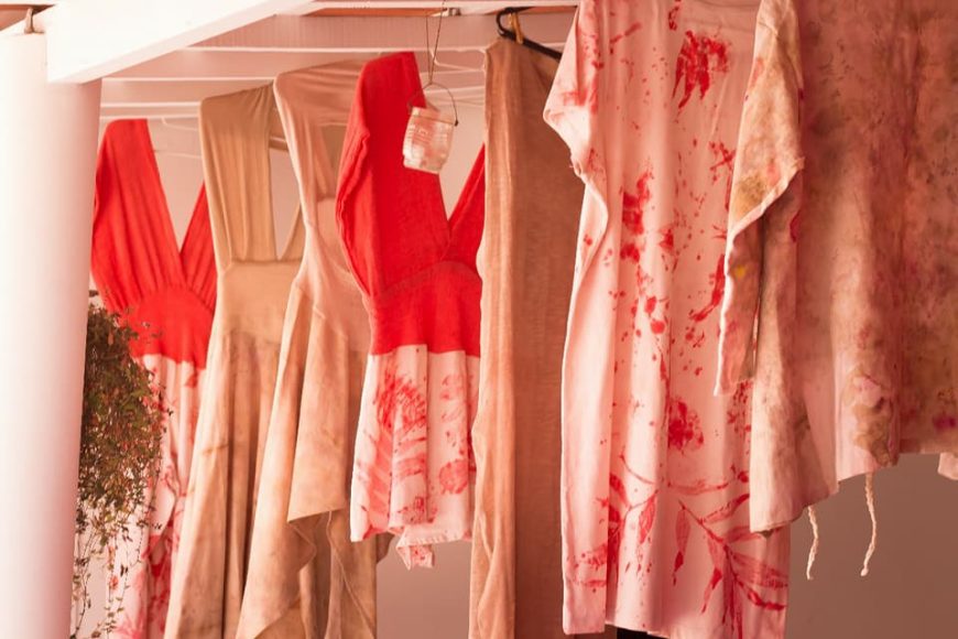 Vestidos confeccionados com o uso da técnica impressão botânica.