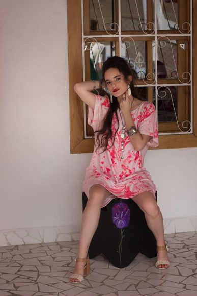 Vestido tingido com a técnica impressão botânica.